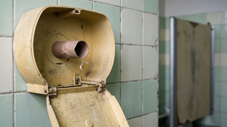 Toilettes scolaires : pourquoi un élève sur deux les évite (et ce que dit la loi)